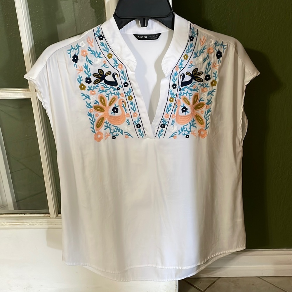 Sleeveless summer shirt